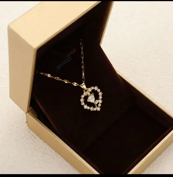 Gold_Alloy_Pendant_Necklace_For_Women