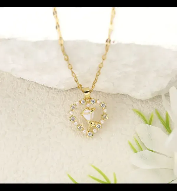 Gold_Alloy_Pendant_Necklace_For_Women