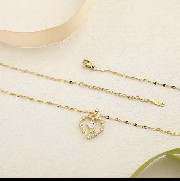 Gold_Alloy_Pendant_Necklace_For_Women