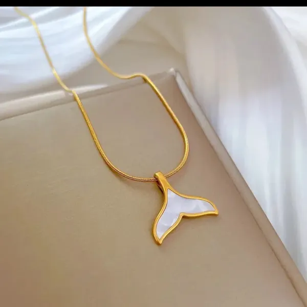 Gold_Alloy_Pendant_Necklace_For_Women