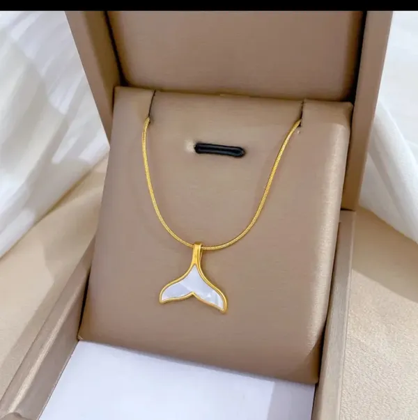 Gold_Alloy_Pendant_Necklace_For_Women