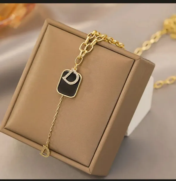 Gold_Alloy_Pendant_Necklace_For_Women
