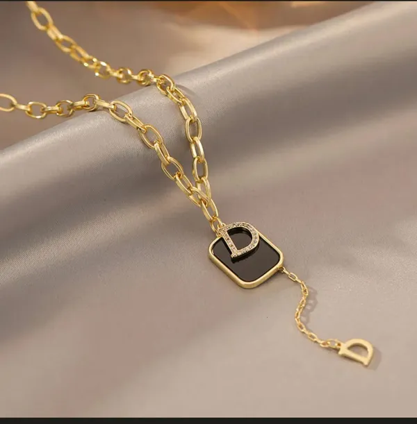 Gold_Alloy_Pendant_Necklace_For_Women