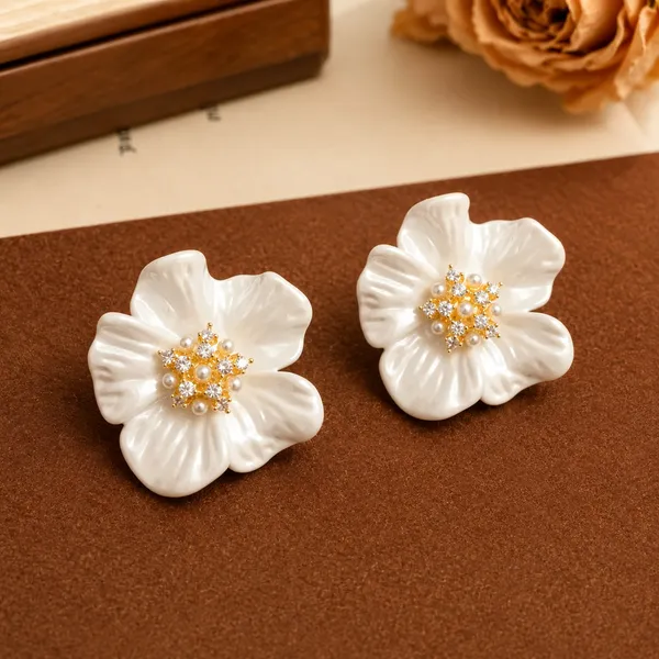 Elegant_White_Floral_Stud_Earrings_For_Women_Beautiful_Flower_Shaped_Design_With_Pearl_And_Sparkling_Rhinestone_Center_Stylish_Statement_Fashion_Jewellery_For_Party_Wedding_Festive_And_Special_Occasions