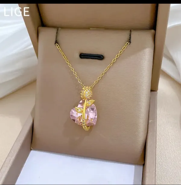 Gold_Alloy_Pendant_Necklace_For_Women