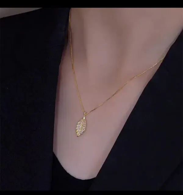 Gold_Alloy_Pendant_Necklace_For_Women