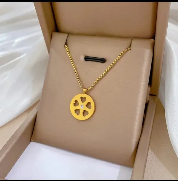 Gold_Alloy_Pendant_Necklace_For_Women