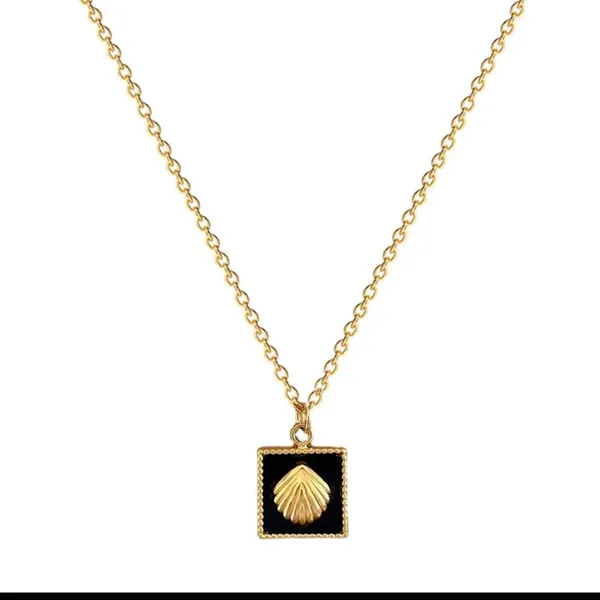 Gold_Alloy_Pendant_Necklace_For_Women
