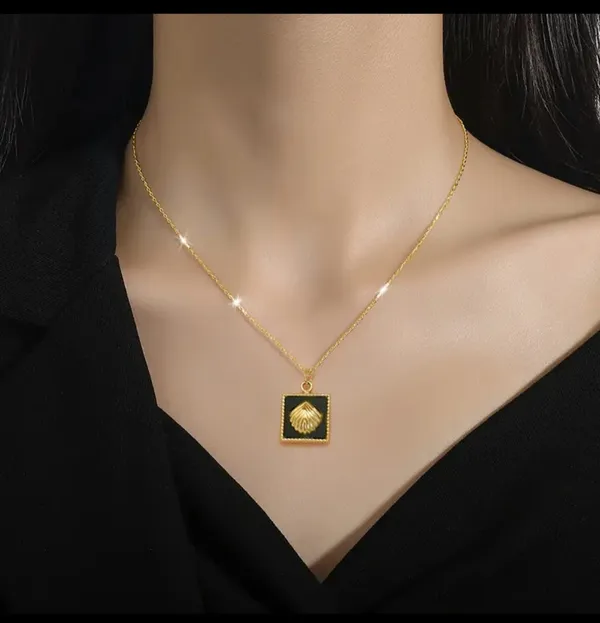 Gold_Alloy_Pendant_Necklace_For_Women