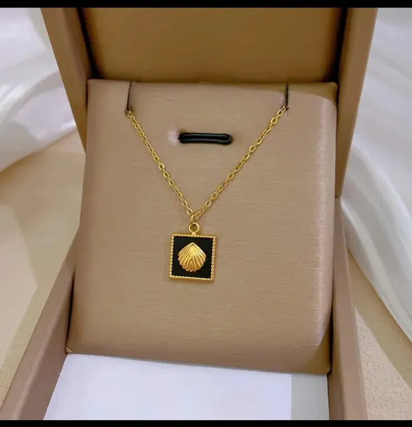 Gold_Alloy_Pendant_Necklace_For_Women