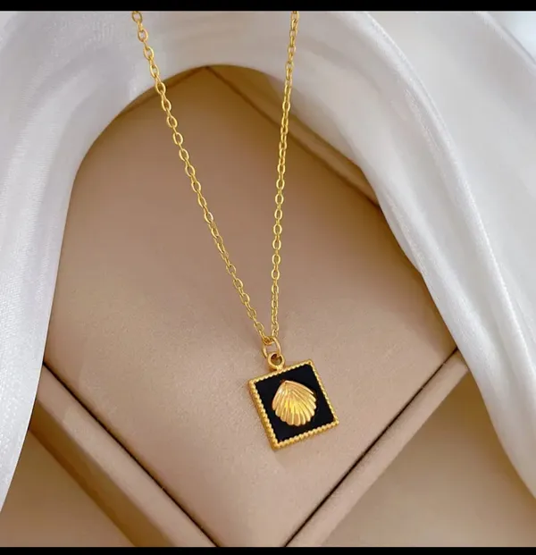 Gold_Alloy_Pendant_Necklace_For_Women