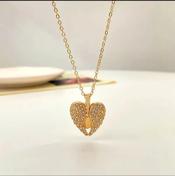 Gold_Alloy_Pendant_Necklace_For_Women