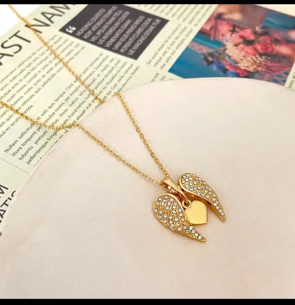 Gold_Alloy_Pendant_Necklace_For_Women