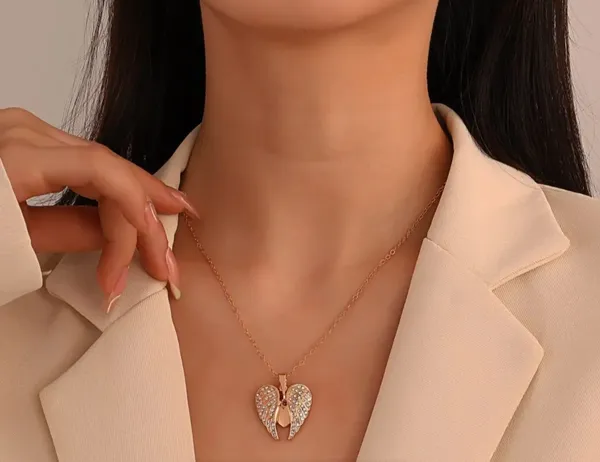 Gold_Alloy_Pendant_Necklace_For_Women