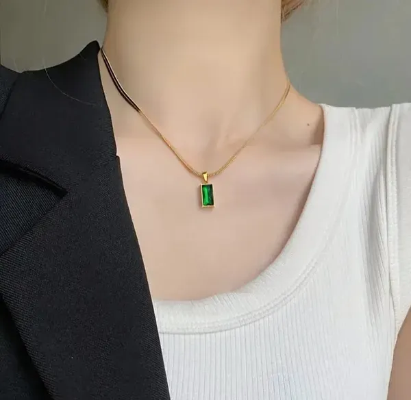 Gold_Alloy_Pendant_Necklace_Set_For_Women