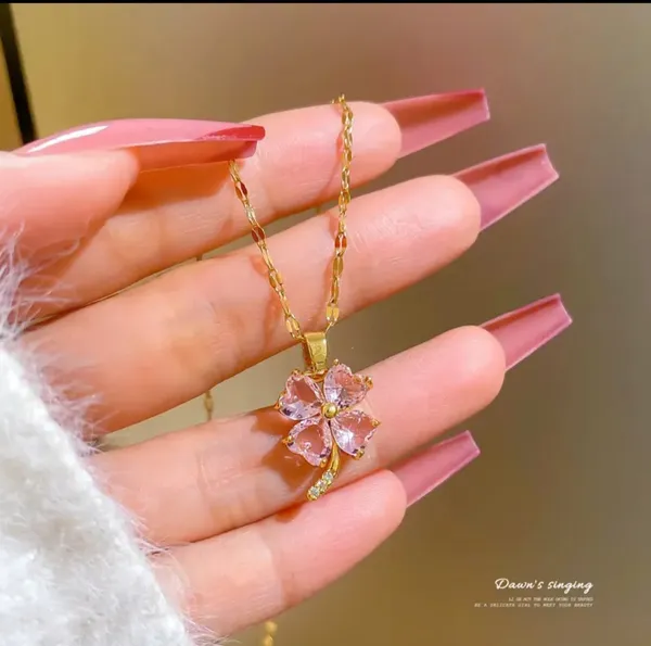 Gold_Alloy_Pendant_Necklace_For_Women