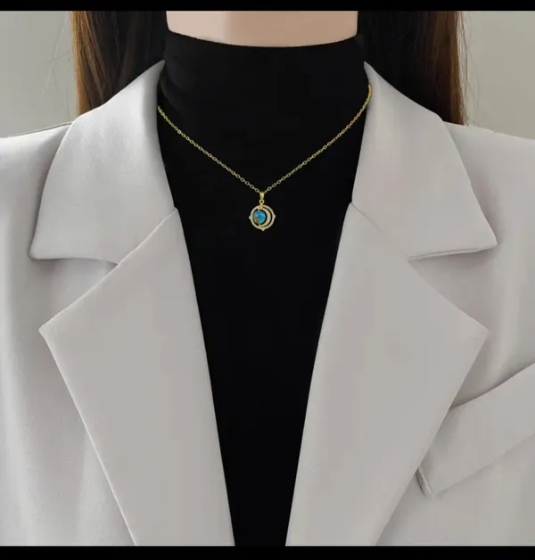 Gold_Alloy_Pendant_Necklace_For_Women