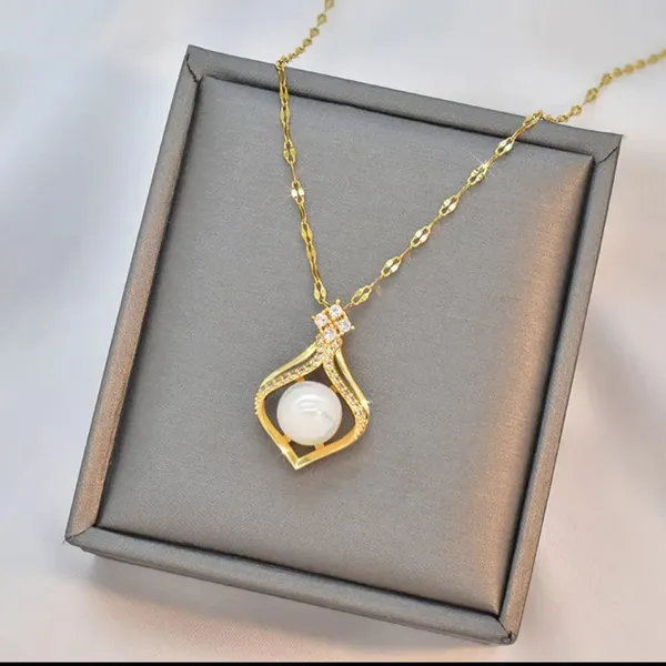 Gold_Alloy_Pendant_Necklace_For_Women