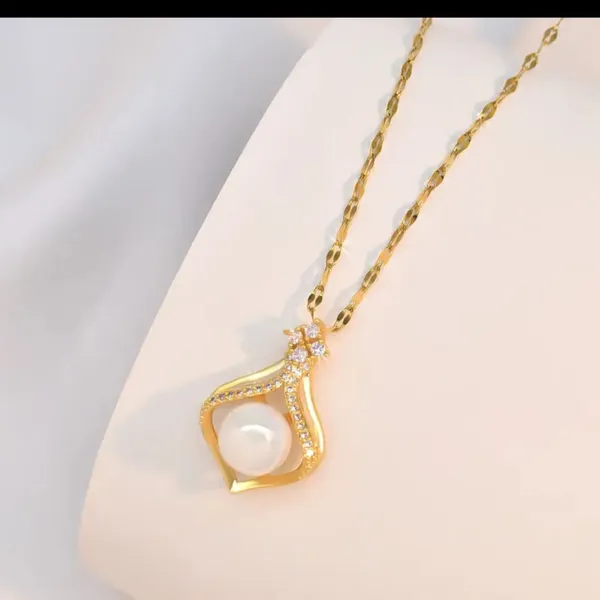 Gold_Alloy_Pendant_Necklace_For_Women
