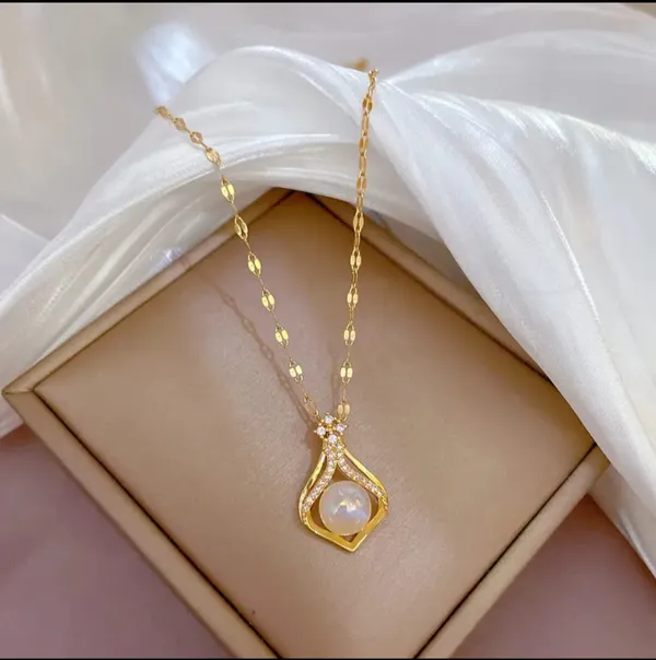 Gold_Alloy_Pendant_Necklace_For_Women