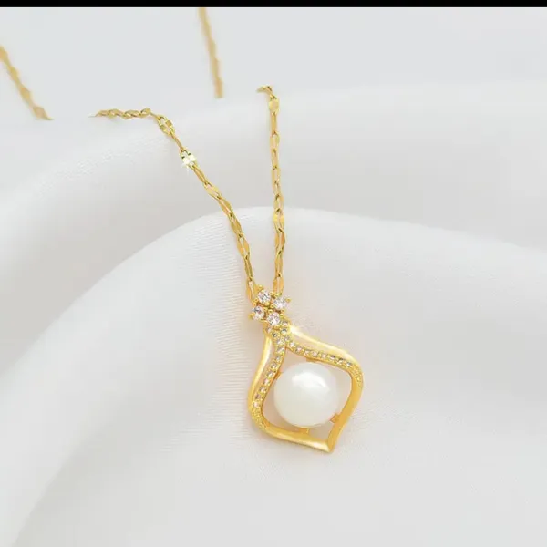 Gold_Alloy_Pendant_Necklace_For_Women