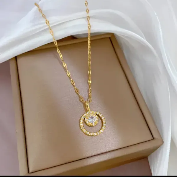 Gold_Alloy_Pendant_Necklace_For_Women