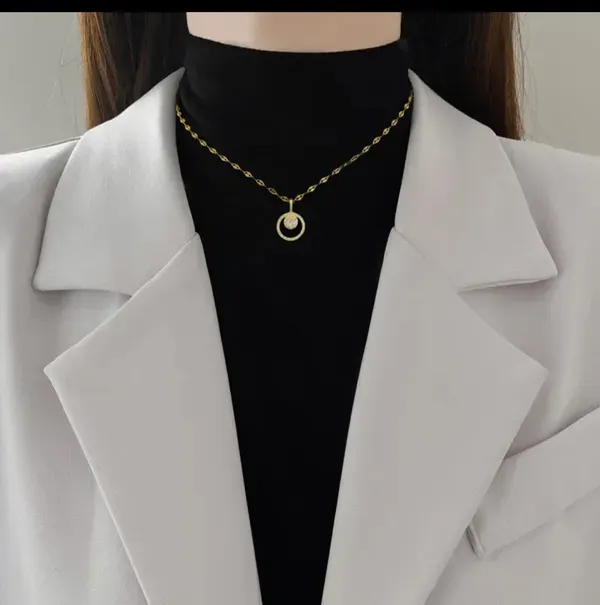 Gold_Alloy_Pendant_Necklace_For_Women