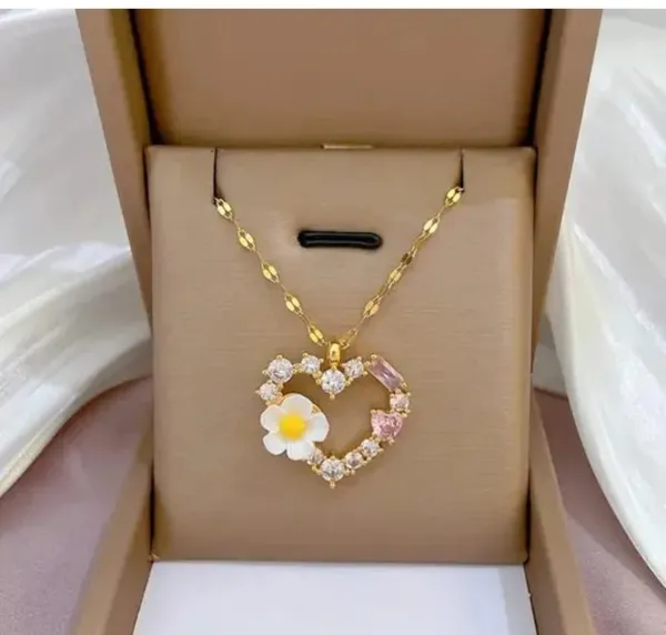 Gold_Alloy_Pendant_Necklace_For_Women