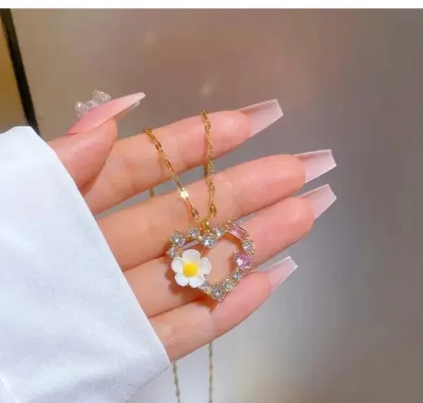Gold_Alloy_Pendant_Necklace_For_Women