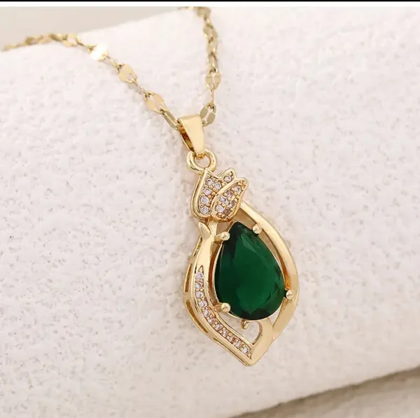 Gold_Alloy_Pendant_Necklace_For_Women