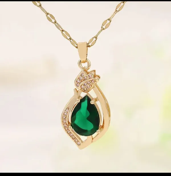 Gold_Alloy_Pendant_Necklace_For_Women