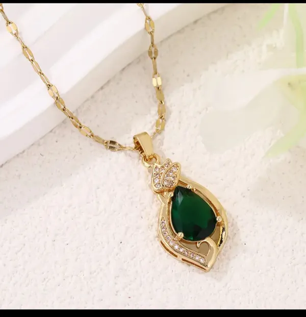 Gold_Alloy_Pendant_Necklace_For_Women