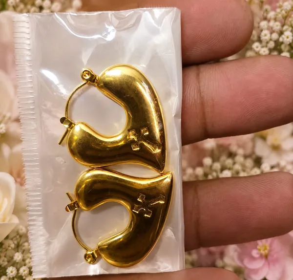 Gold_Tone_Heart_Hoop_Earrings_For_Women_Polished_Minimalist_Heart_Shape_Design_Trendy_Fashion_Jewellery_For_Party_Casual_Date_And_Everyday_Wear