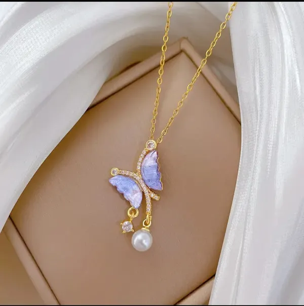 Gold_Alloy_Pendant_Necklace_For_Women