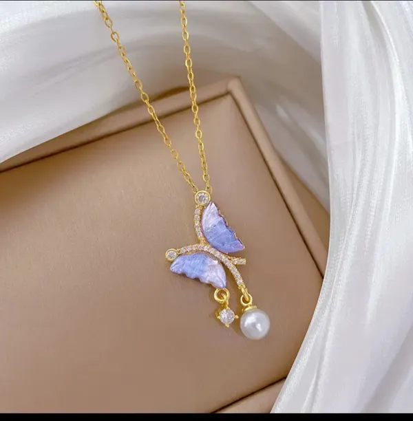 Gold_Alloy_Pendant_Necklace_For_Women