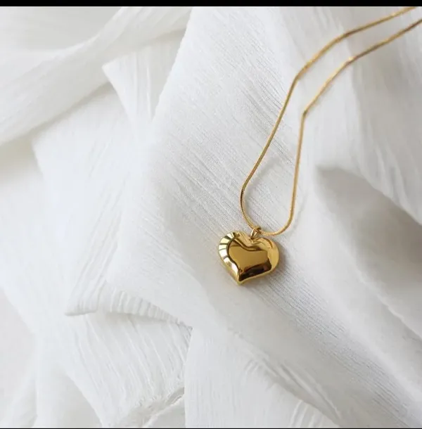 Gold_Alloy_Pendant_Necklace_For_Women