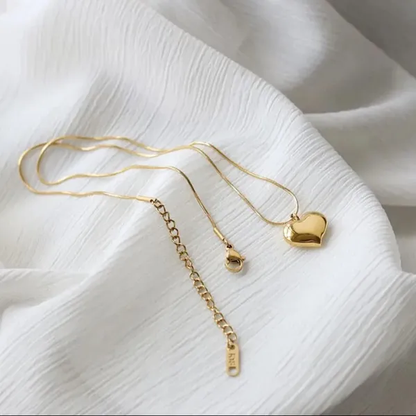Gold_Alloy_Pendant_Necklace_For_Women