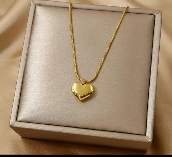 Gold_Alloy_Pendant_Necklace_For_Women