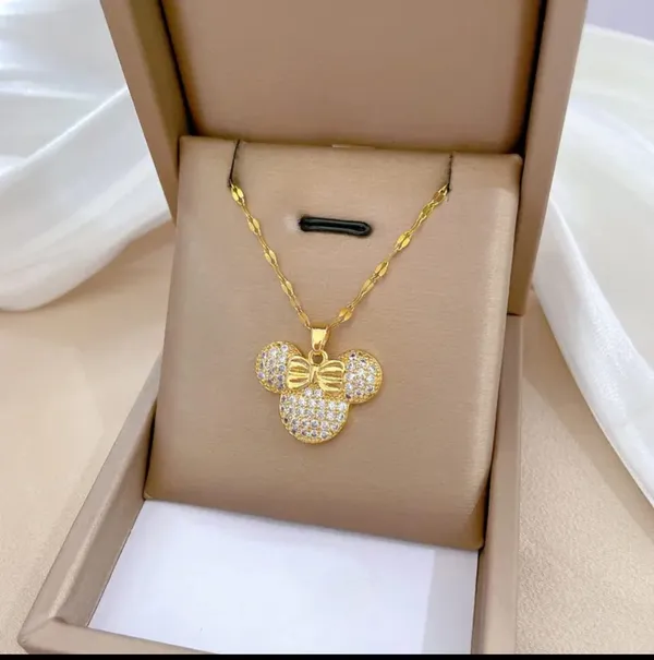 Gold_Alloy_Pendant_Necklace_For_Women