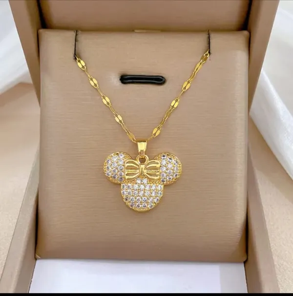 Gold_Alloy_Pendant_Necklace_For_Women