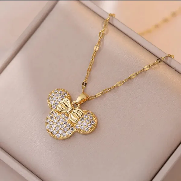 Gold_Alloy_Pendant_Necklace_For_Women
