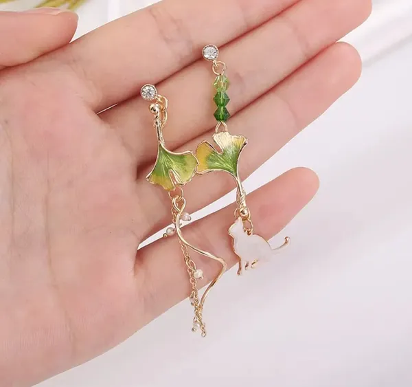 Elegant_Green_Ginkgo_Leaf_Asymmetrical_Drop_Earrings_For_Women_Gold_Tone_Pearl_Beaded_Nature_Inspired_Statement_Jewellery_For_Party_And_Festive_Wear