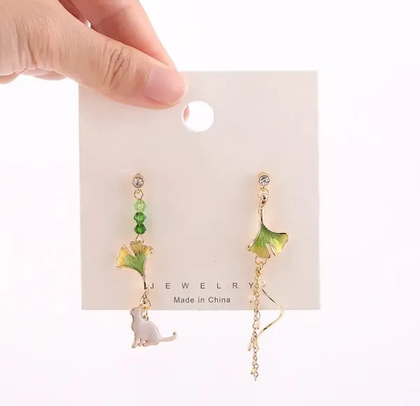 Elegant_Green_Ginkgo_Leaf_Asymmetrical_Drop_Earrings_For_Women_Gold_Tone_Pearl_Beaded_Nature_Inspired_Statement_Jewellery_For_Party_And_Festive_Wear