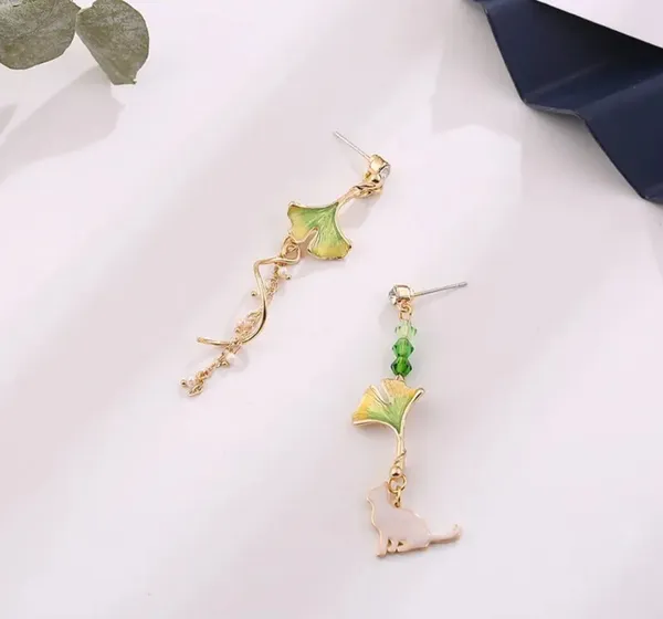 Elegant_Green_Ginkgo_Leaf_Asymmetrical_Drop_Earrings_For_Women_Gold_Tone_Pearl_Beaded_Nature_Inspired_Statement_Jewellery_For_Party_And_Festive_Wear