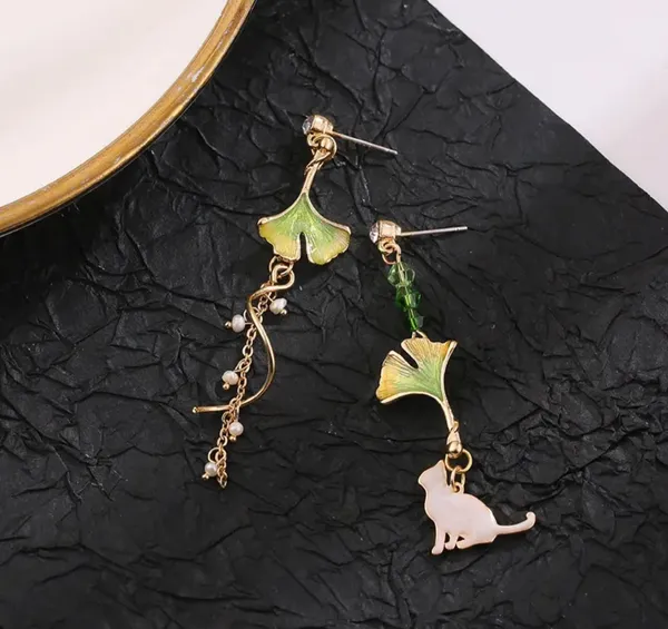 Elegant_Green_Ginkgo_Leaf_Asymmetrical_Drop_Earrings_For_Women_Gold_Tone_Pearl_Beaded_Nature_Inspired_Statement_Jewellery_For_Party_And_Festive_Wear