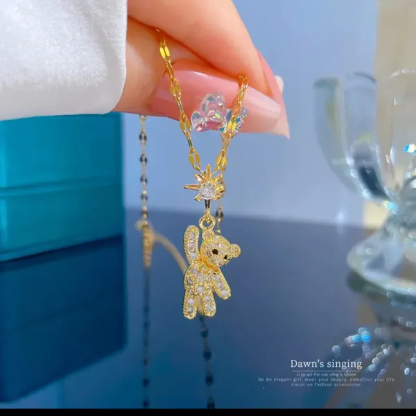 Gold_Alloy_Pendant_Necklace_For_Women