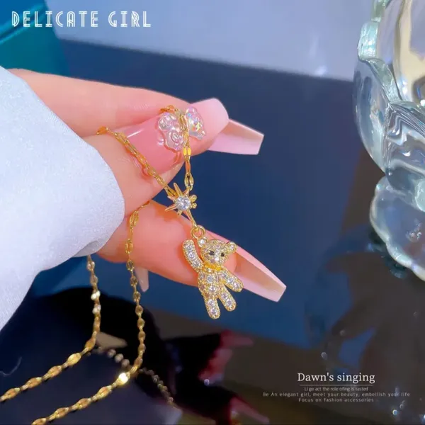Gold_Alloy_Pendant_Necklace_For_Women