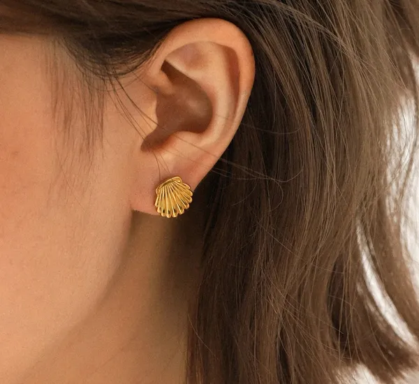 Elegant_Gold_Tone_Seashell_Stud_Earrings_For_Women_Textured_Shell_Design_Statement_Jewellery_For_Party_Wedding_Festive_Beach_Vacation_And_Everyday_Wear