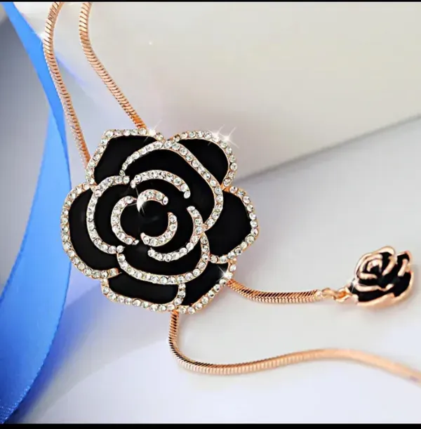 Gold_Alloy_Pendant_Necklace_For_Women