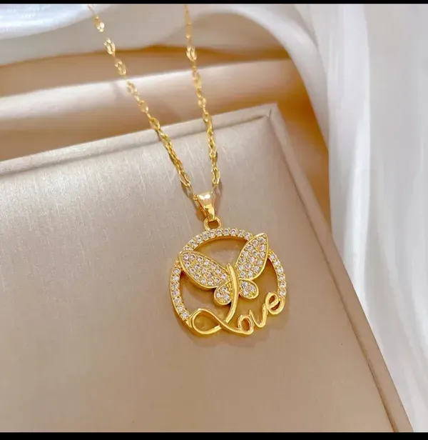 Gold_Alloy_Pendant_Necklace_For_Women